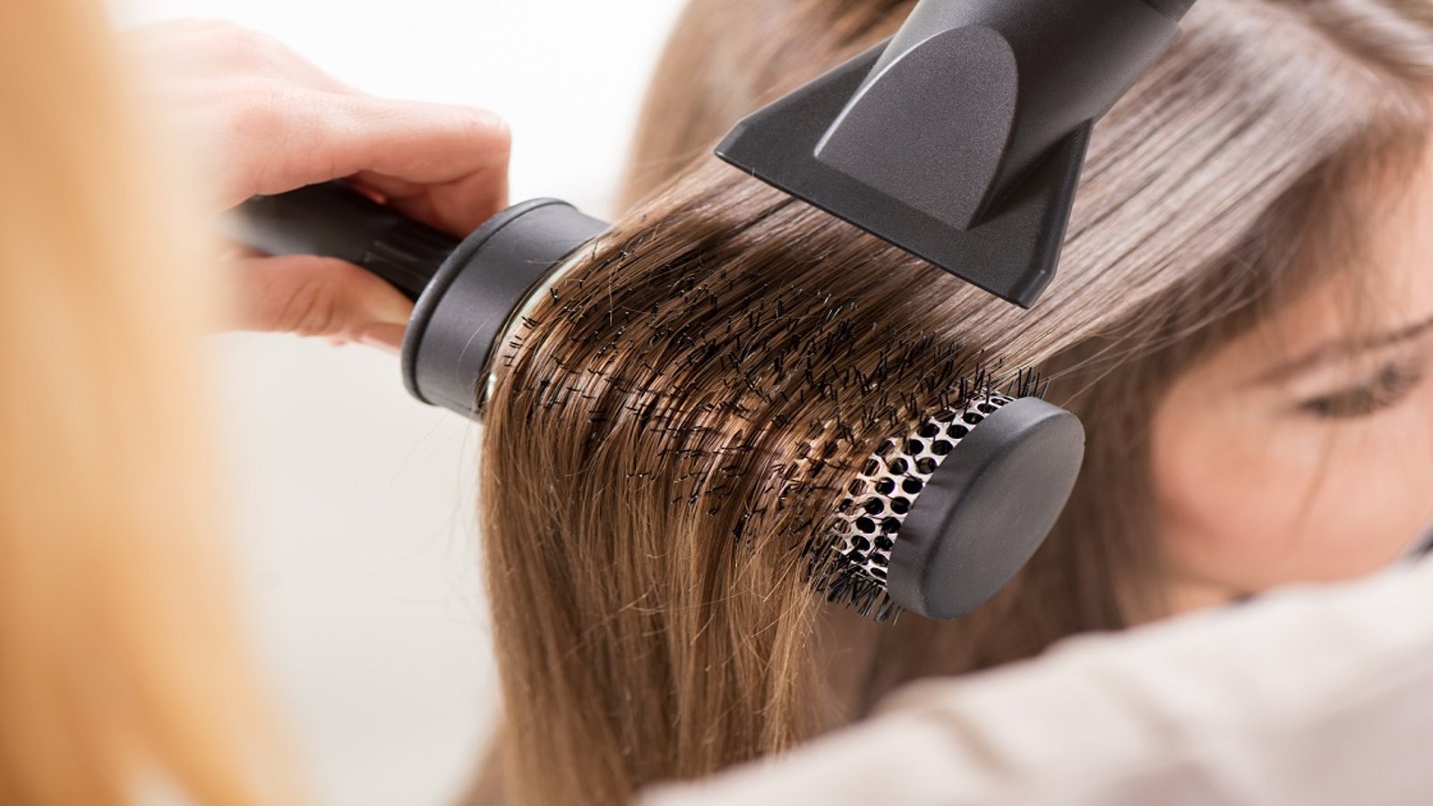 7 conseils pour sécher plus rapidement vos cheveux tout en les protégeant