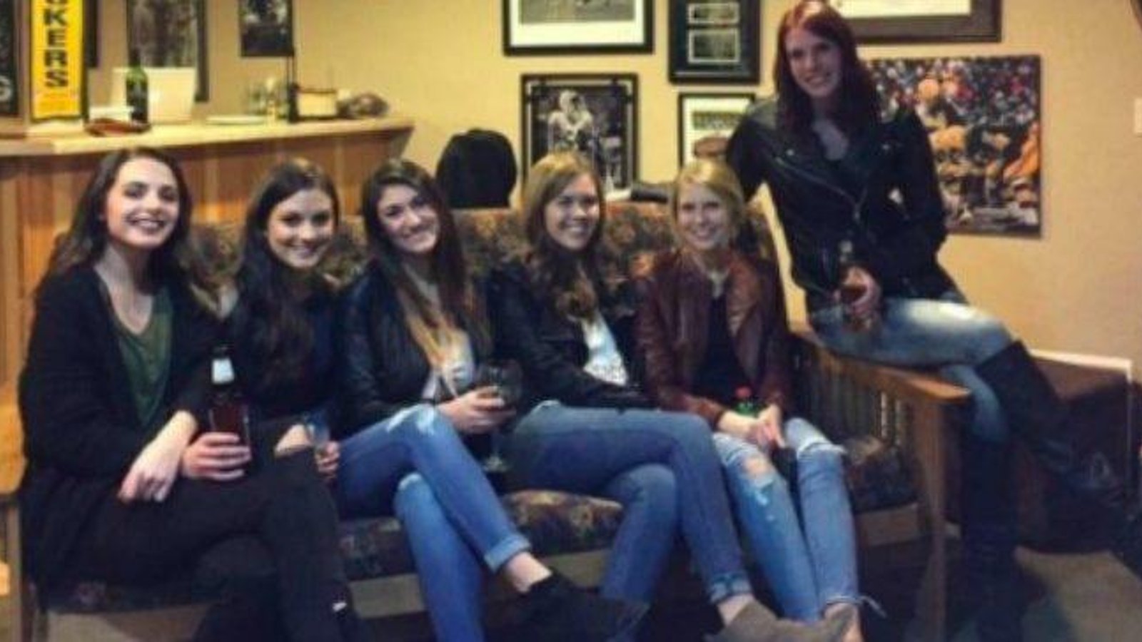 Arrivez-vous à trouver les jambes de toutes les filles sur cette photo?