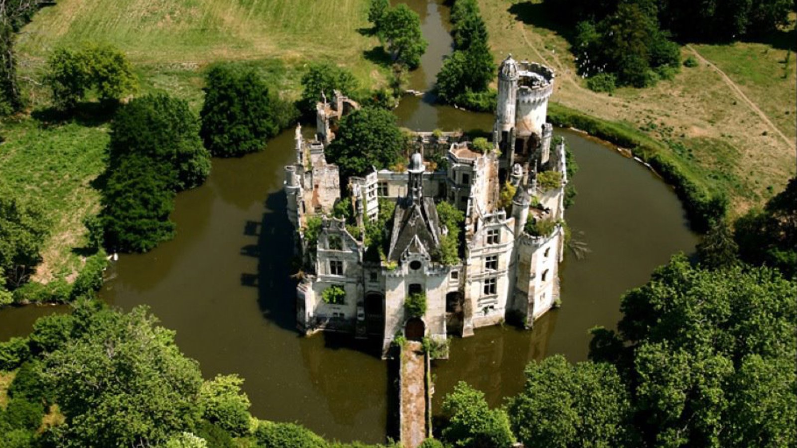 Ce château du Moyen Âge abandonné depuis 80 ans vaut le détour!