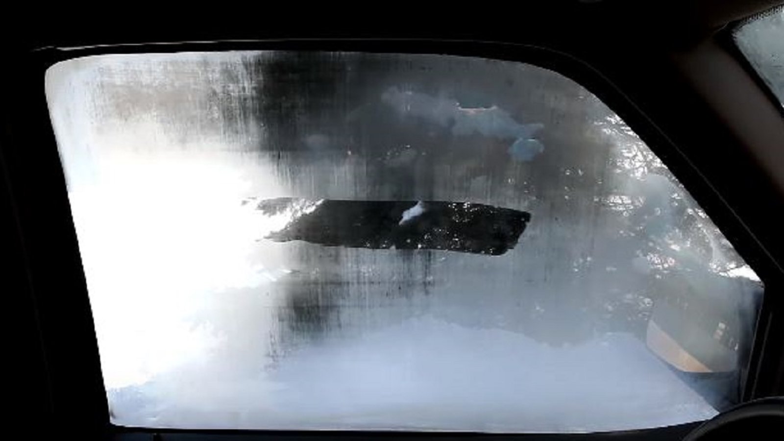 Comment empêcher la buée dans les vitres de votre voiture cet hiver