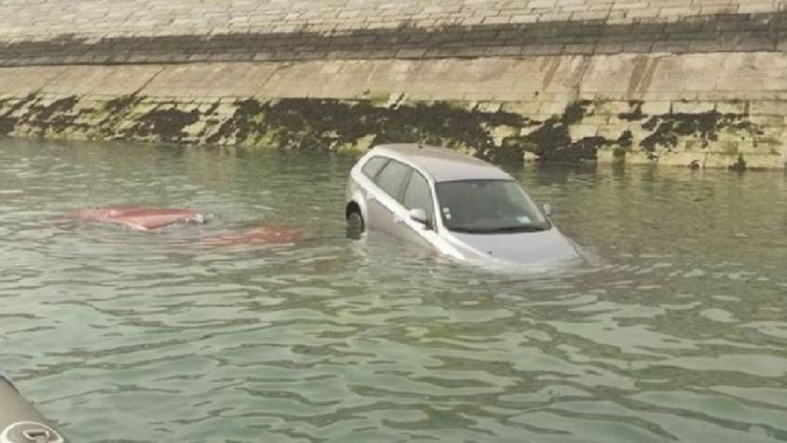 Comment briser la fenêtre d'une voiture prise dans l'eau? Ce truc pourrait sauver des vies.