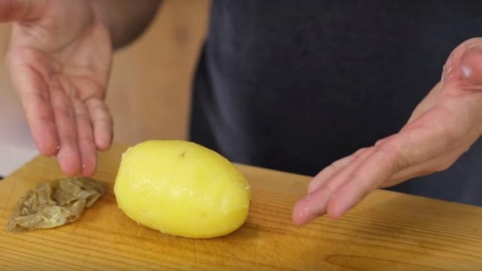Un truc très simple à utiliser avant de faire bouillir vos pommes de terre qui vous permettra de sauver beaucoup de temps