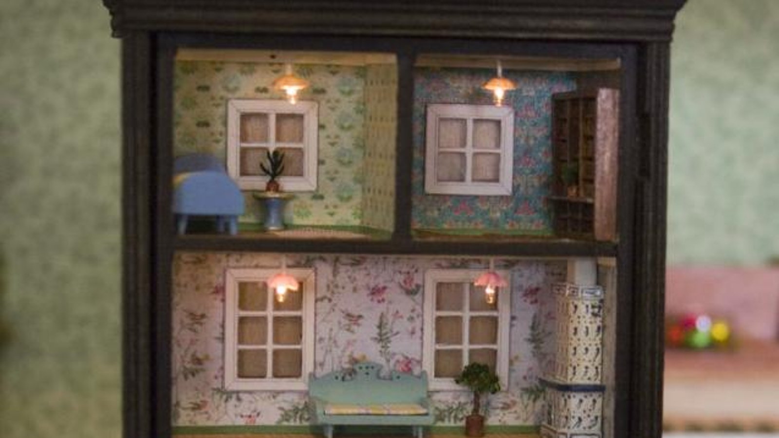 6 idées pour transformer une vieille étagère en jolie maison de poupées!