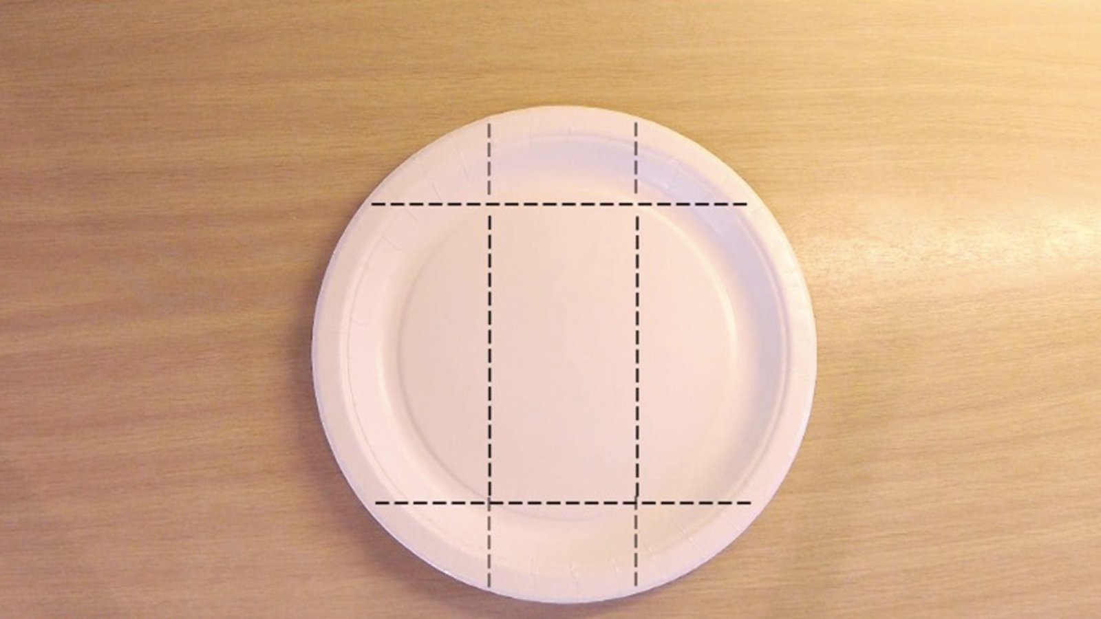 Apprenez à plier les assiettes de papier de façon à créer des contenants très pratiques lors de vos réceptions