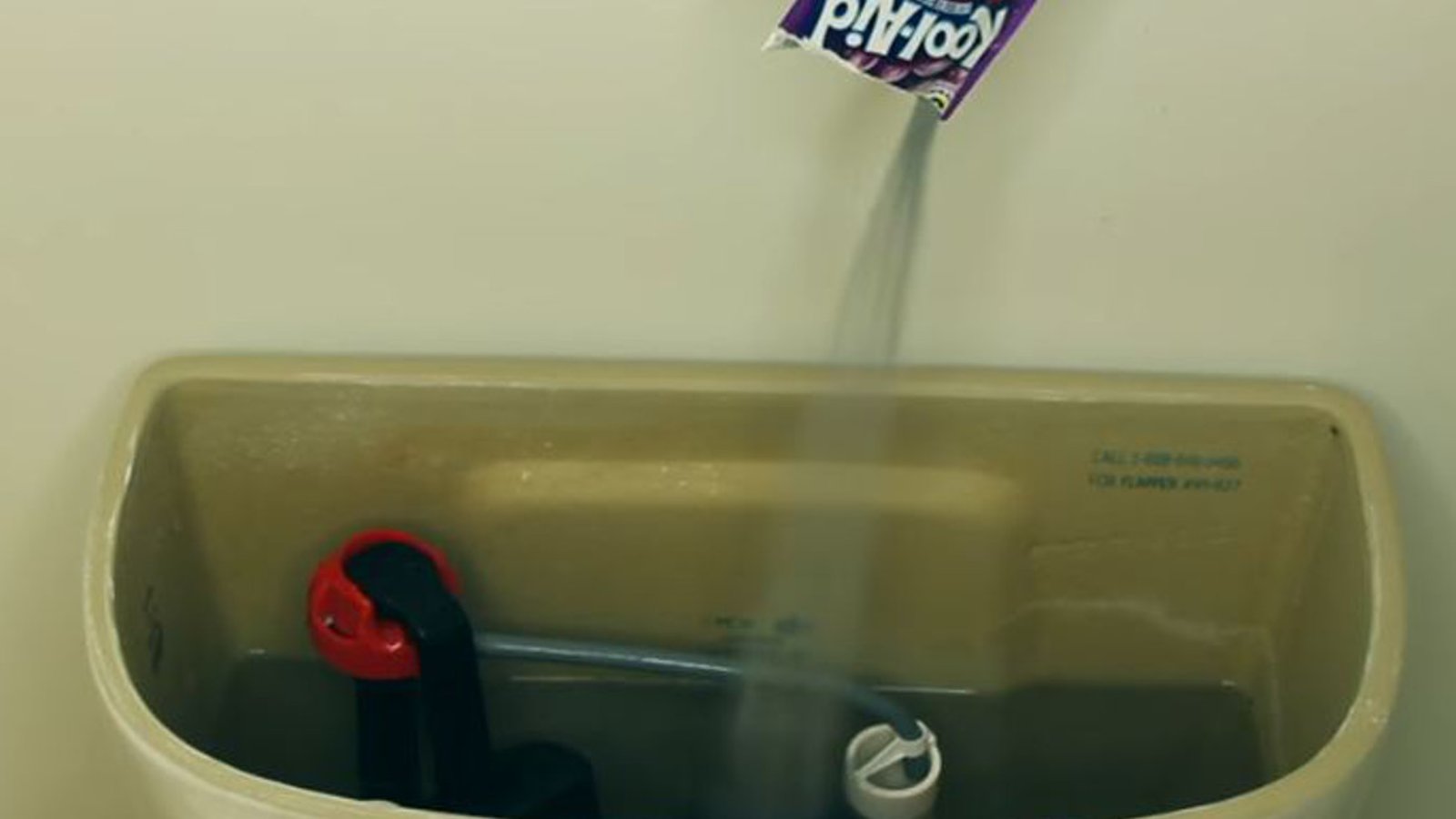 Il verse un sachet de Kool-Aid dans le réservoir de sa toilette afin de régler un problème courant
