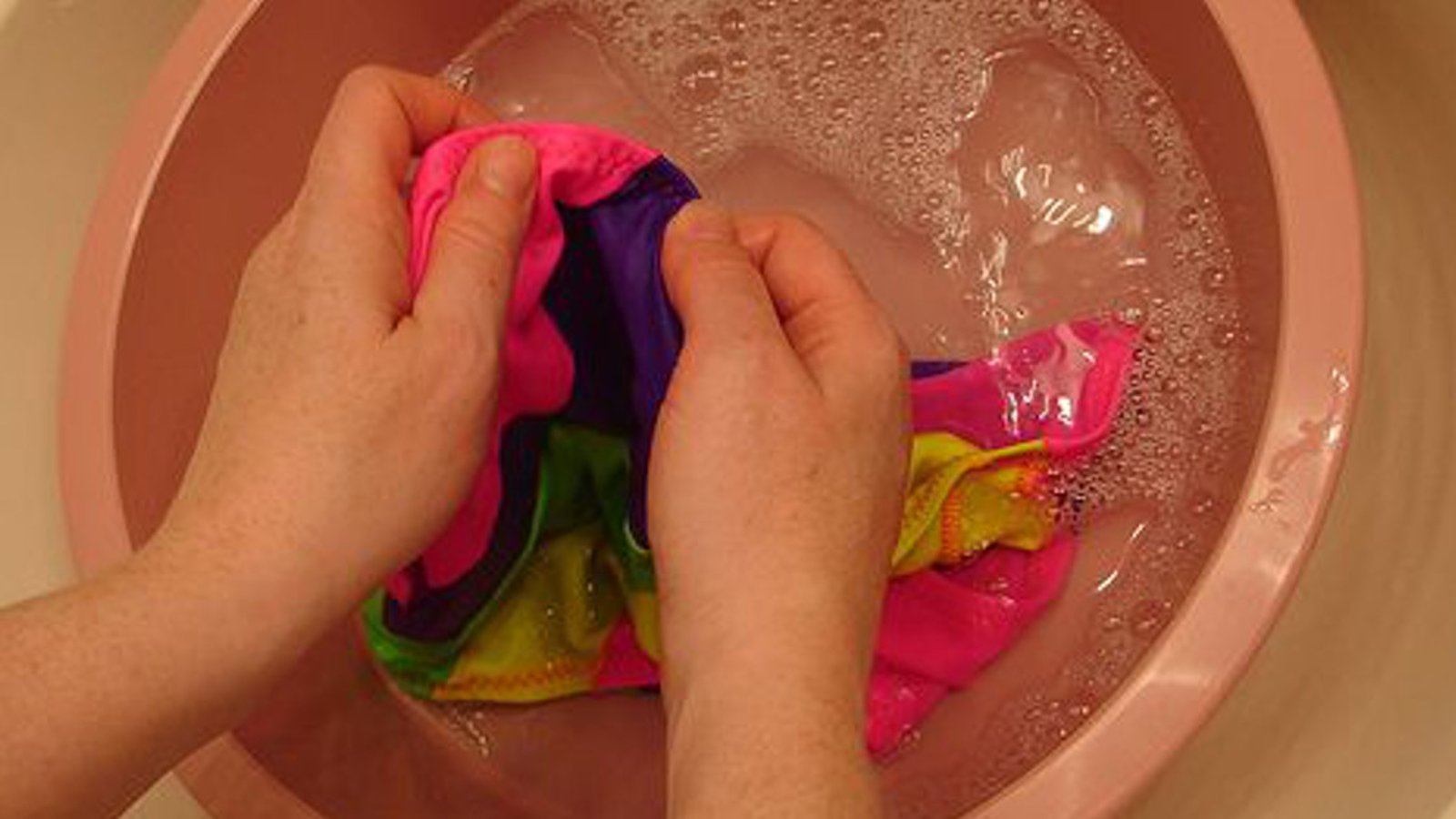 Le chlore des piscines abîme les couleurs de vos maillots de bain. Protégez-les grâce à cette astuce