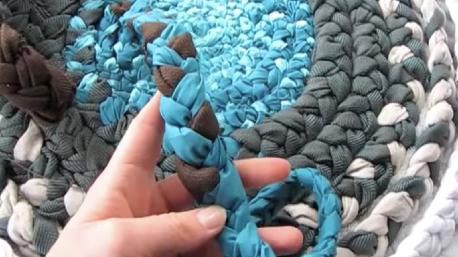 Sa technique pour fabriquer des tapis avec des retailles de tissus est très économique