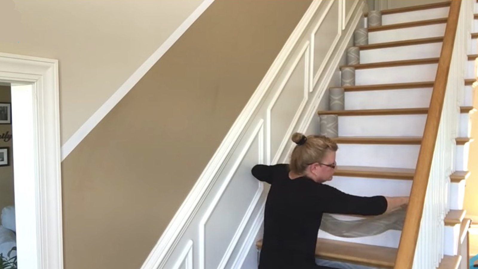 Changer le look d'un escalier avec du papier peint! 