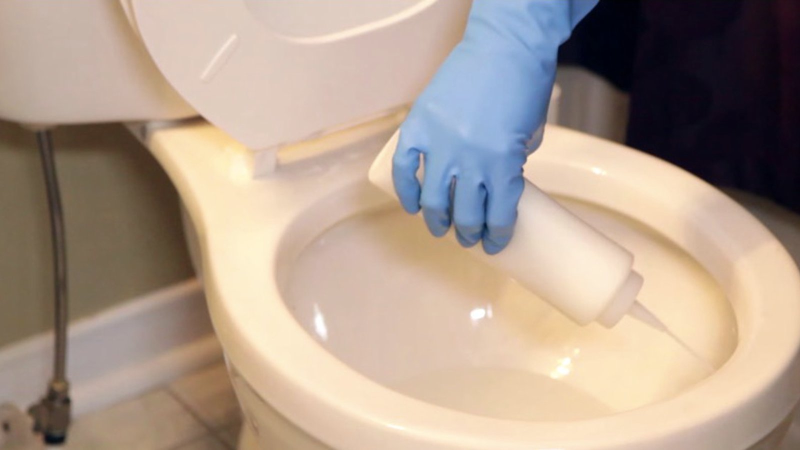 Faites votre propre nettoyant maison pour les toilettes en suivant cette recette