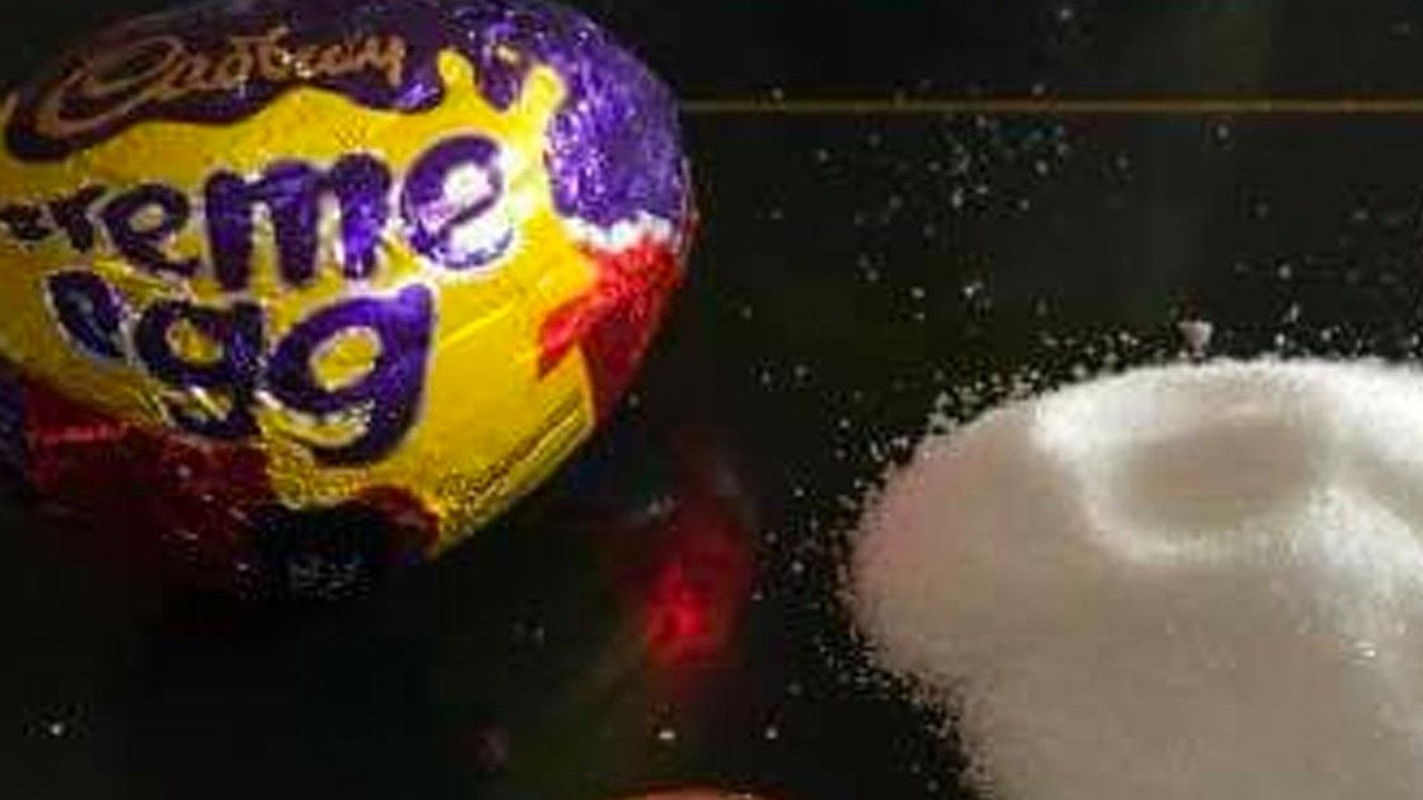 Une femme illustre la quantité de sucre qu'on retrouve dans un seul oeuf Cadbury et c'est alarmant.