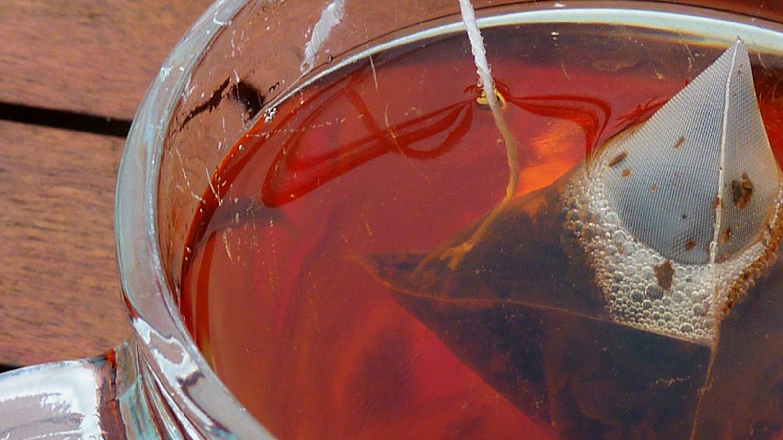 Une seule poche de thé pyramidale libère des milliards de particules de plastique dans la tasse