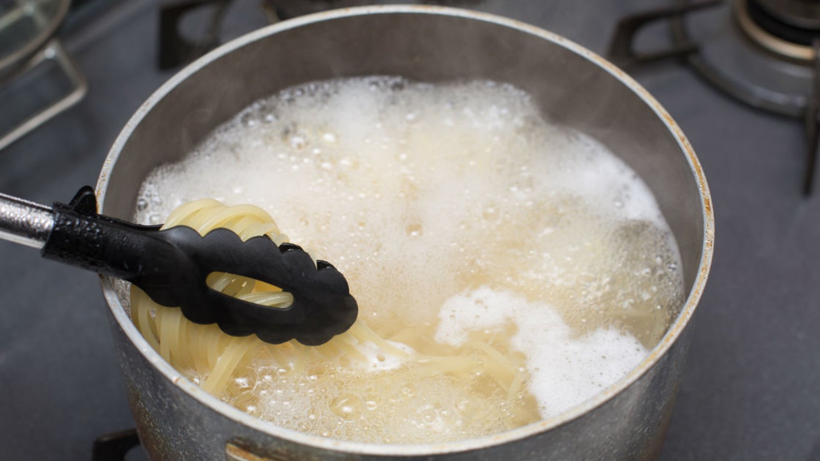 Faites cuire vos pâtes sans que l’eau déborde grâce à cette astuce vraiment simple!