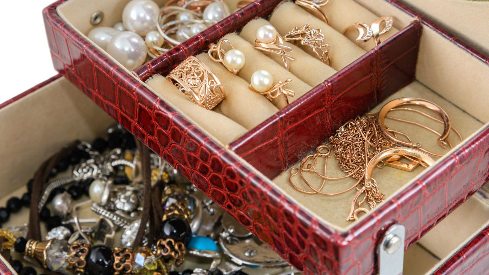Tannée de vos boucles d’oreilles en tas dans votre boîte à bijoux? Ce truc est pour vous!