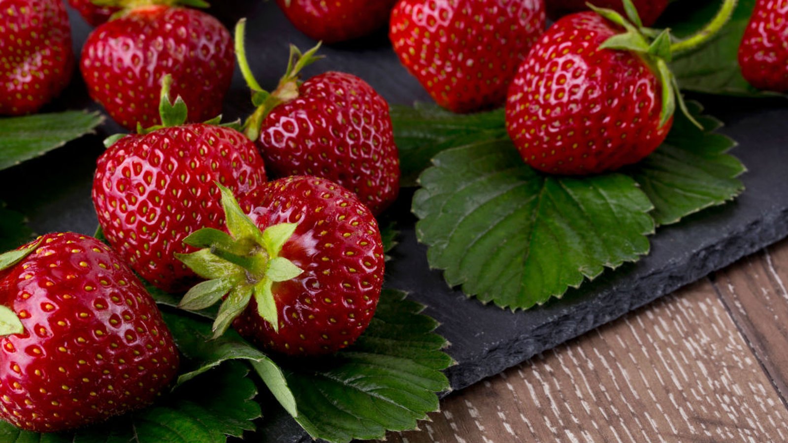 Comment équeuter des fraises sans couteau ni gadget dispendieux et surtout sans perte!