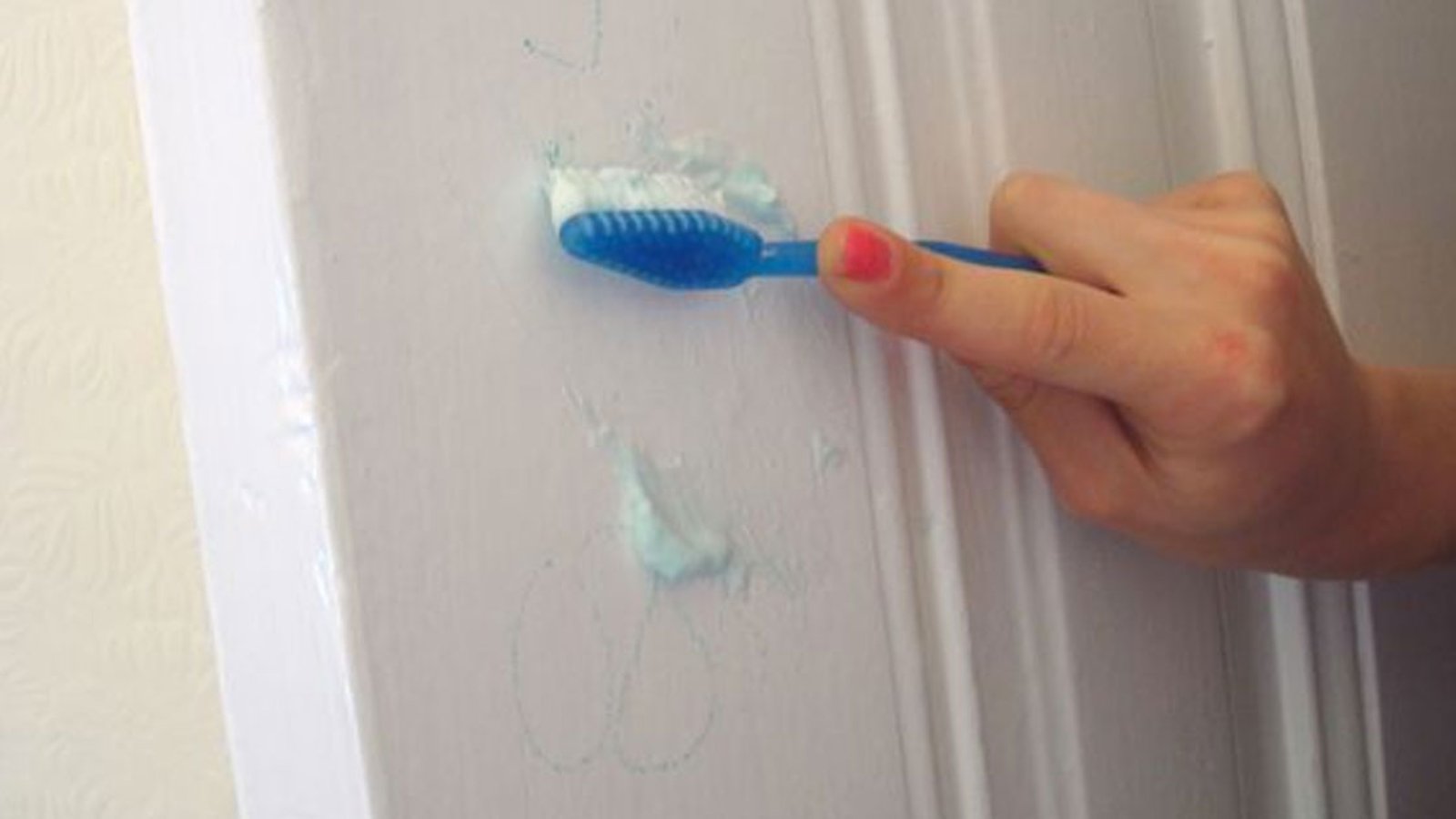Ne jetez pas votre vieille brosse à dents!! Voici 10 façons créatives de la réutiliser!!