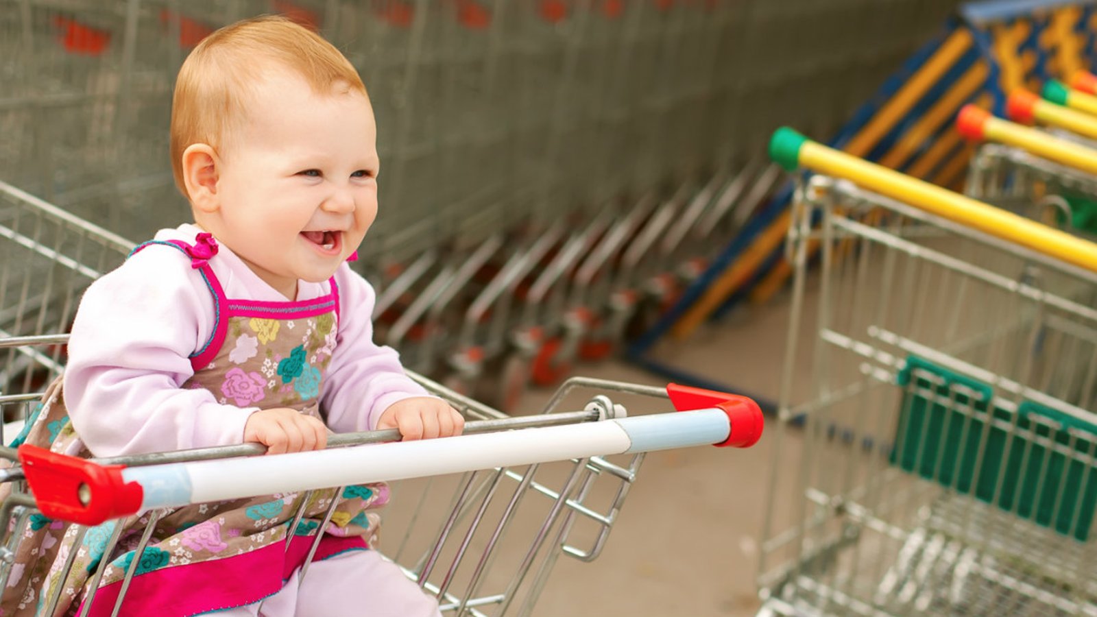 Si vous emmenez votre bébé avec vous à l’épicerie, vous devez absolument connaître cette astuce!