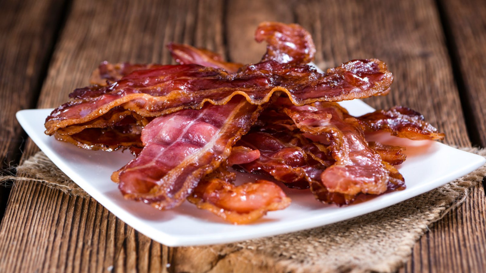 Pour du bacon cuit à la perfection sans gâchis sur la cuisinière, c’est cette méthode qu’il vous faut!