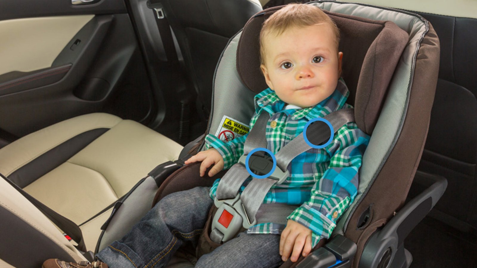 Si votre bébé a l’air de ça dans son siège d’auto, vous ne l’avez pas bien attaché!