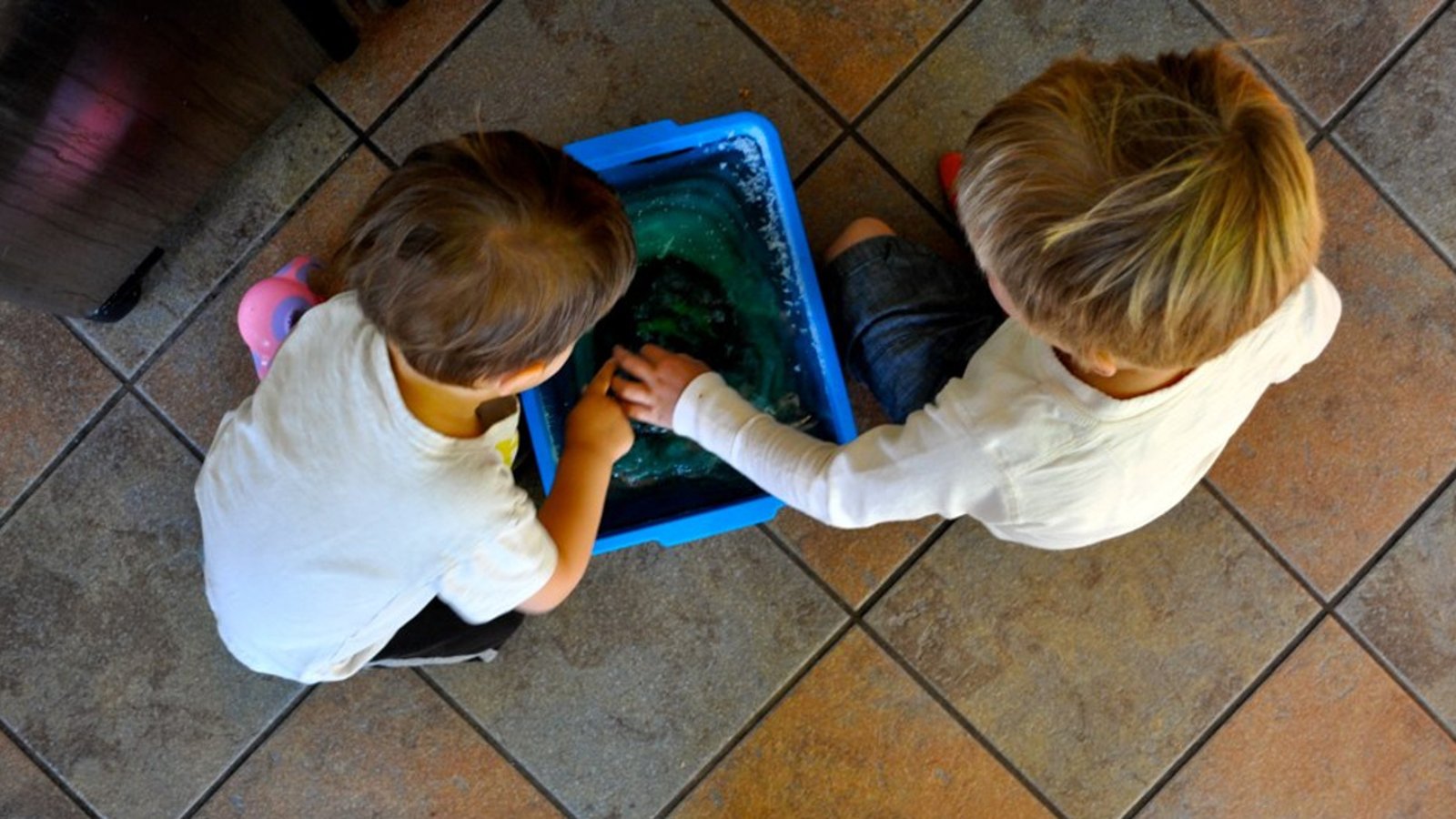 Maman ajoute de l'eau coloré dans un grand bac en plastique et le congèle! Les enfants passent des heures à jouer avec son idée! 
