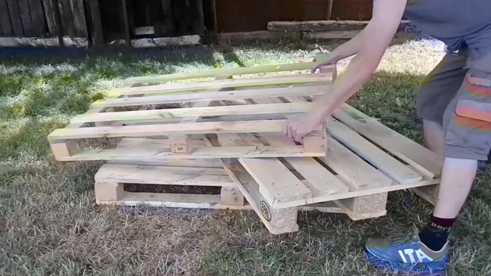 Comment construire un canapé en palettes de bois, étape par étape! 
