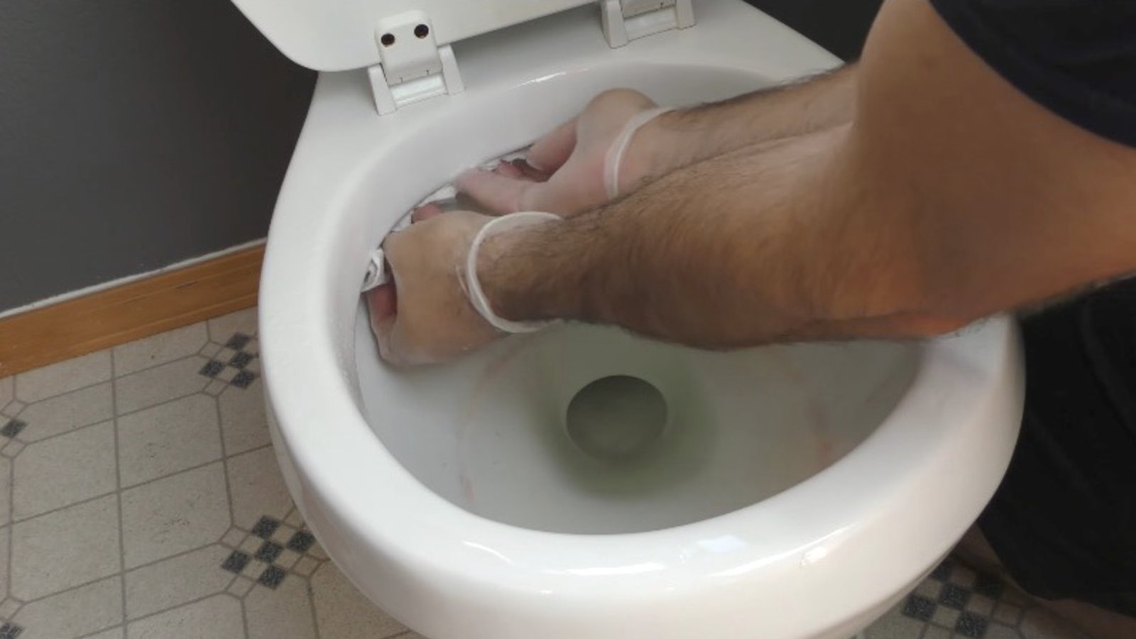 7 brillantes astuces nettoyage que vous utiliserez pour laver la salle de bain! 
