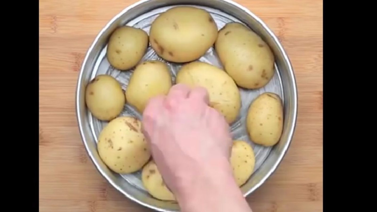 Il fait bouillir des pommes de terre, puis il les met dans un moule à gâteau… Sa recette est aussi originale que savoureuse!