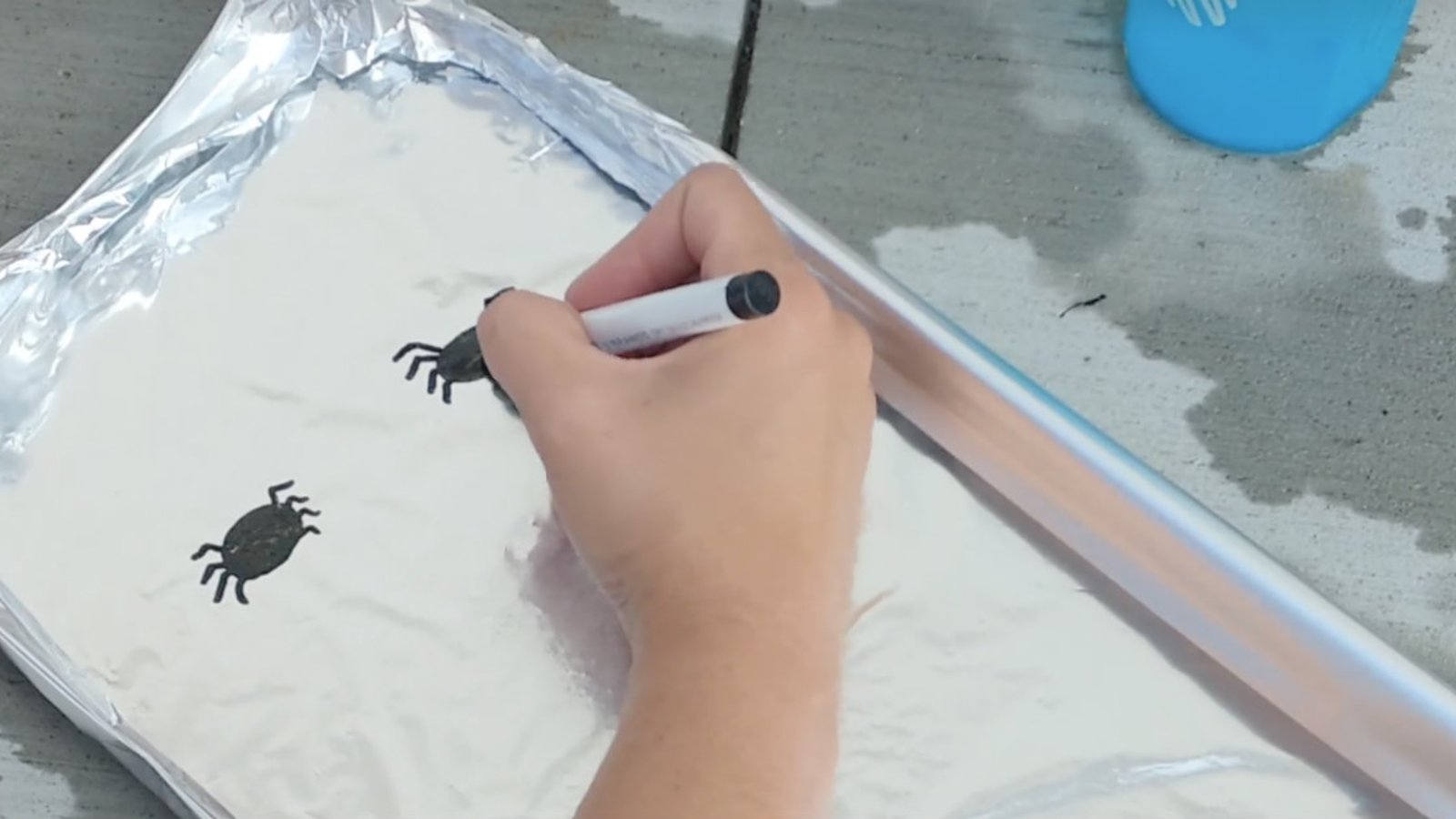 Elle dessine 2 araignées sur du papier d’aluminium: son activité gratuite amuse les enfants de tous âges!