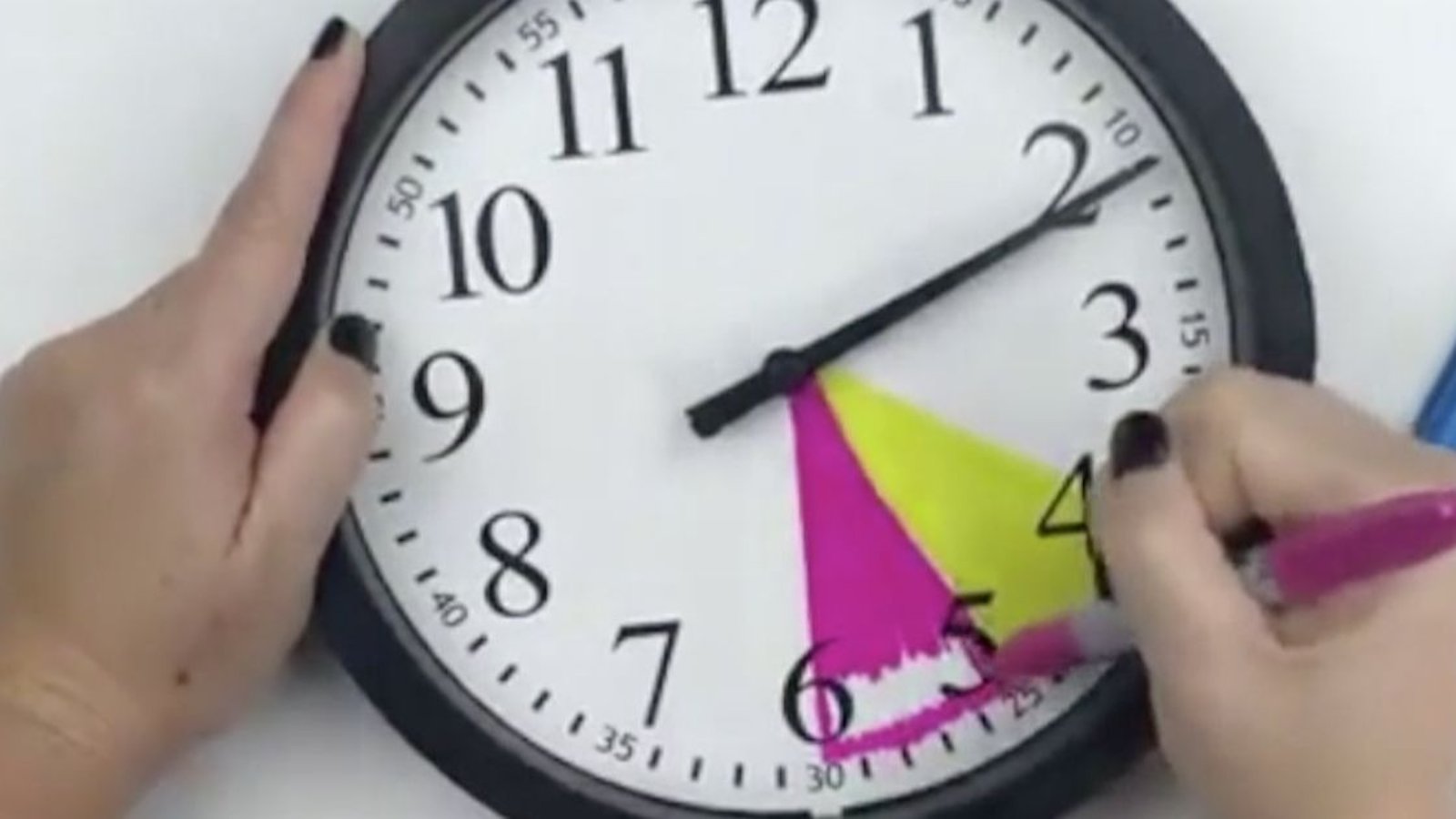 En coloriant le fond d’une horloge avec des crayons, elle remet les pendules à l’heure: c’est tellement plus clair comme ça!