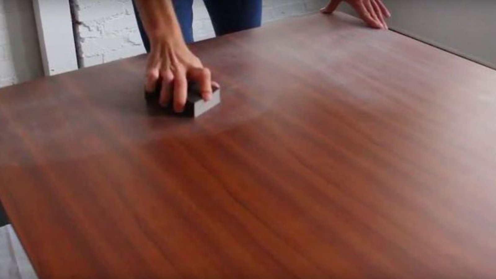 La première chose qu’il fait en recevant sa nouvelle table, c’est de la sabler! Et c’est une super idée!