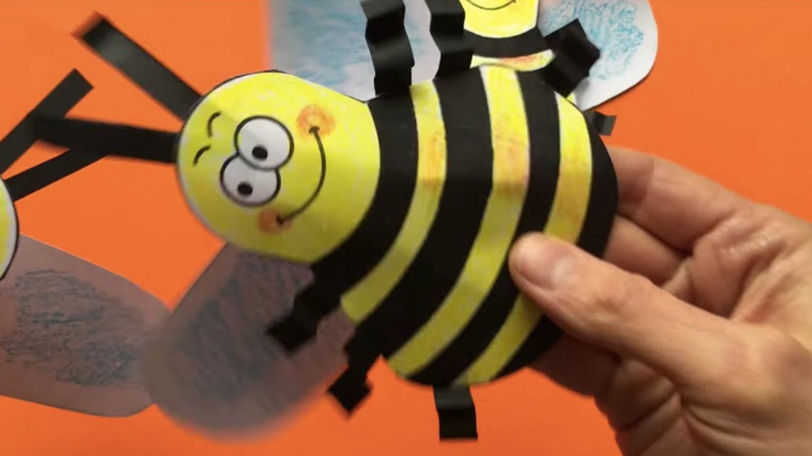 Une abeille qui bat des ailes, un bricolage amusant pour les enfants