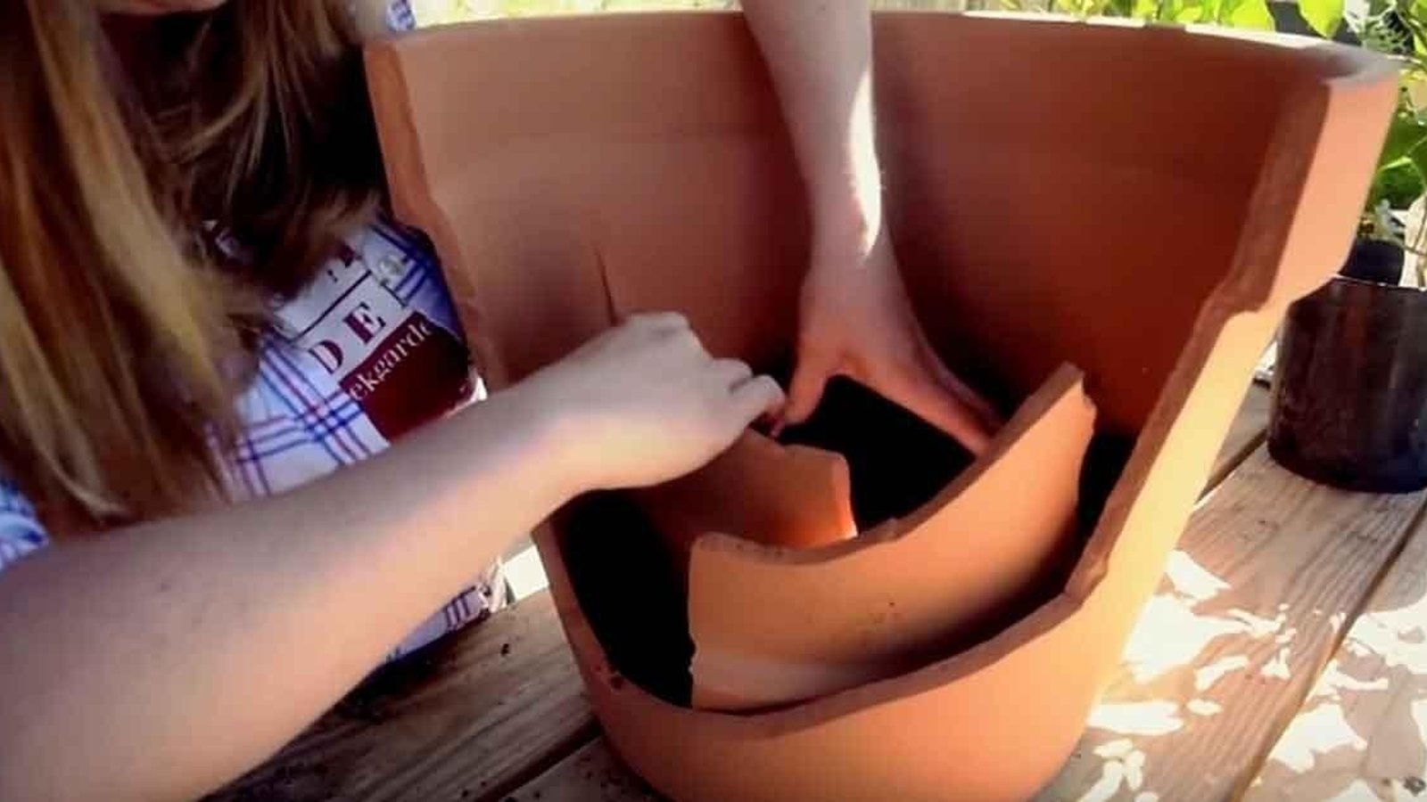 Elle prend son pot en terre cuite cassé et elle crée un tout nouvel aménagement qui saura vous inspirer