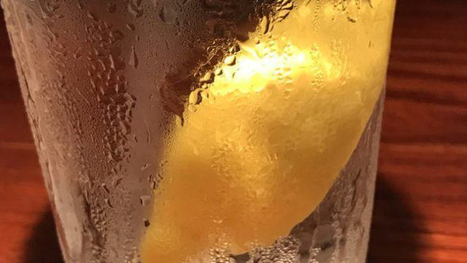 Quand vous êtes au restaurant, demandez-vous un citron dans votre verre d'eau? Si c'est le cas, arrêtez tout de suite de le faire! 