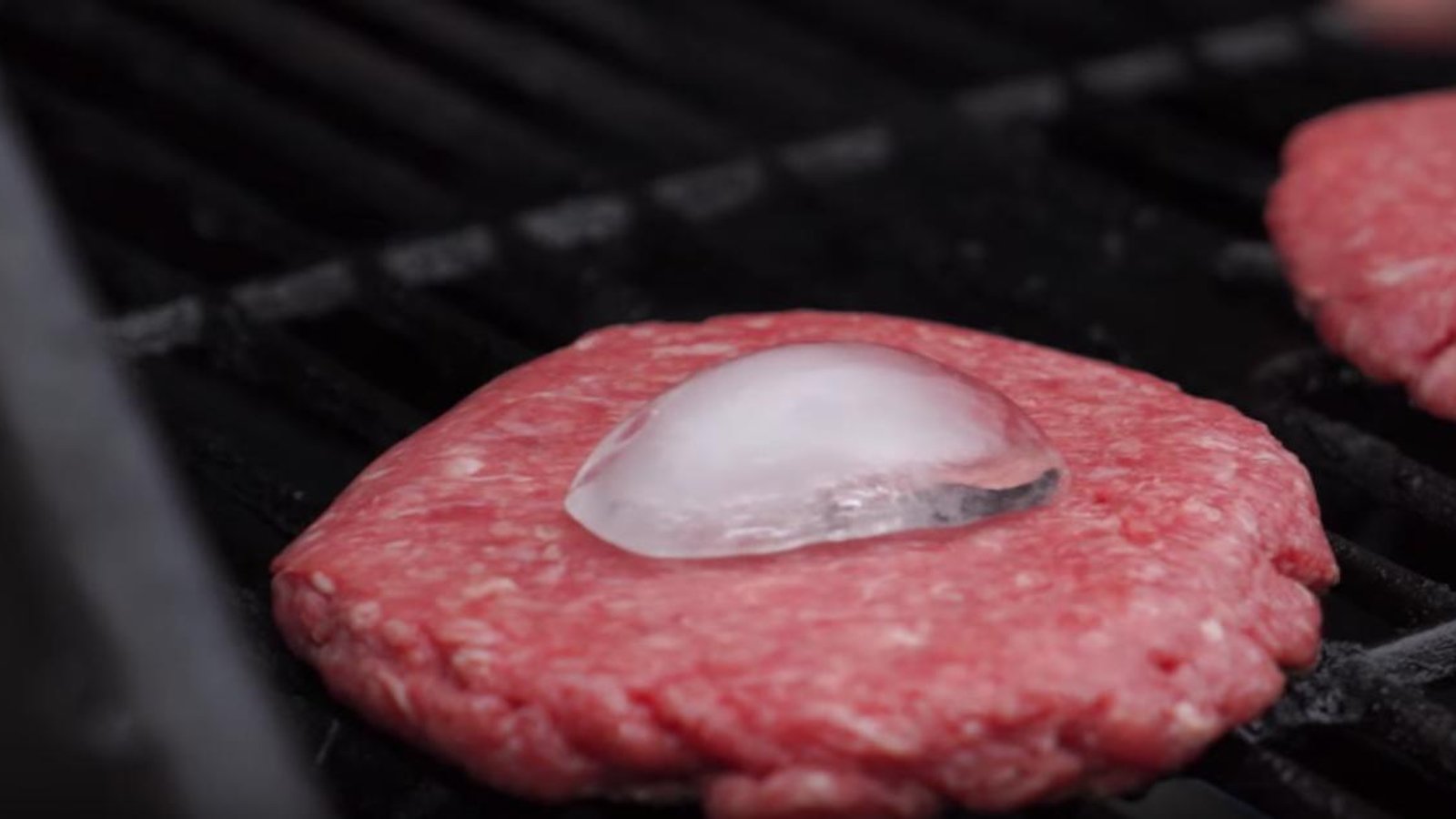 Il place un cube de glace sur sa boulette de viande lorsqu'il la fait cuire sur le barbecue
