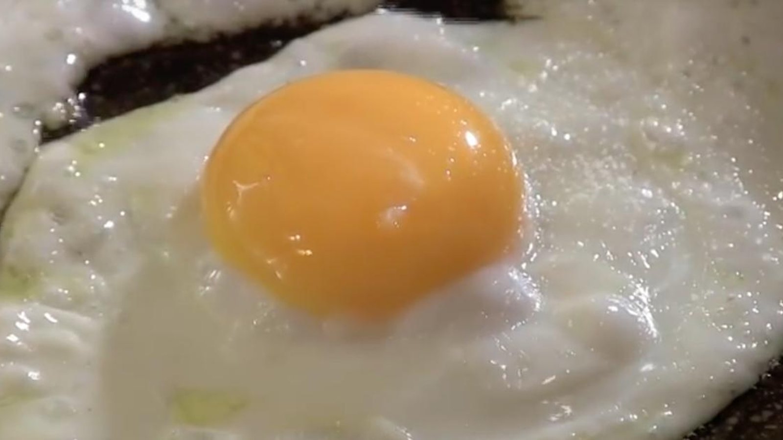 Vous ne connaissez probablement pas la méthode facile pour préparer des œufs au plat parfait