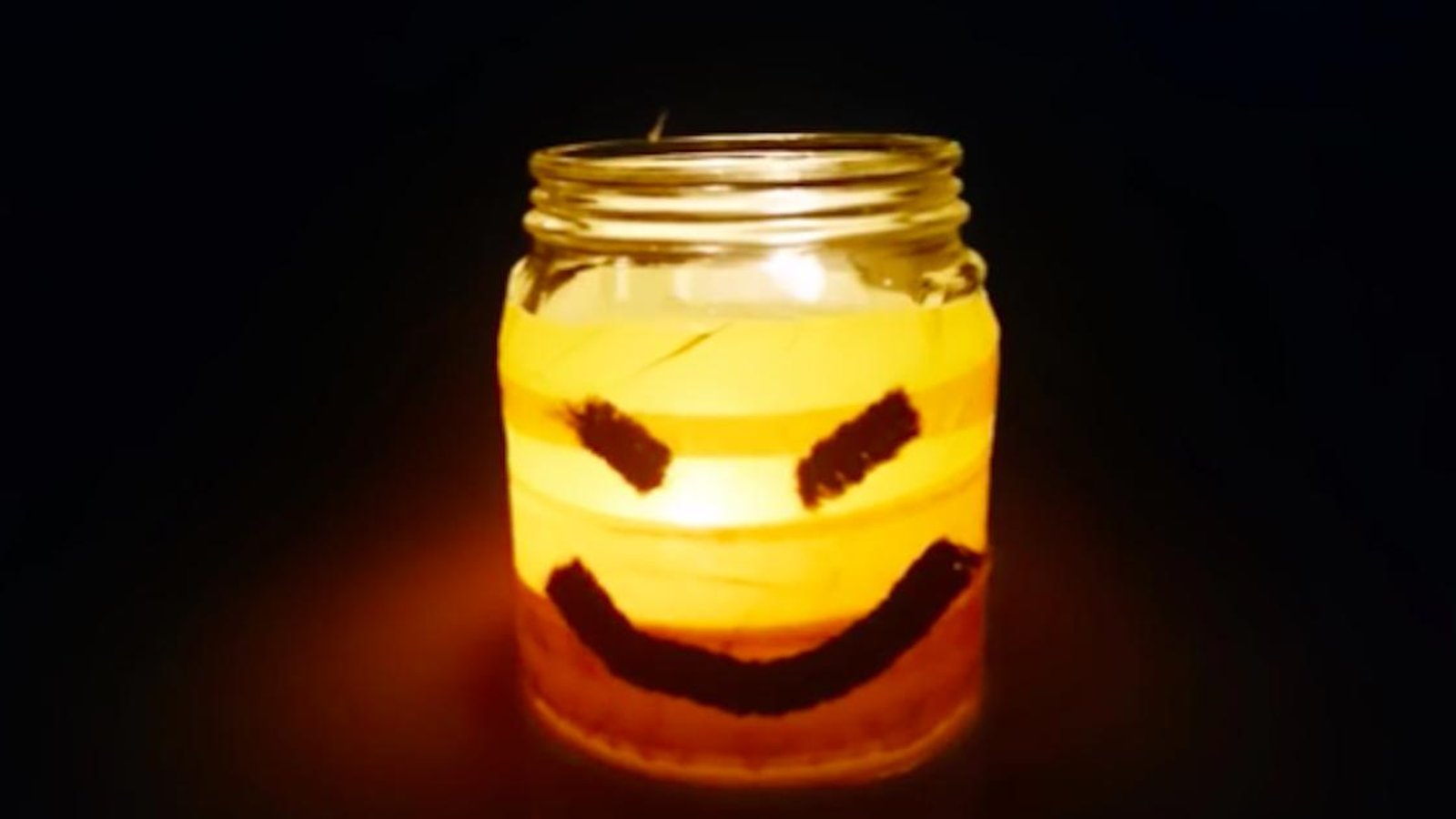 Pour Halloween, réalisez quelques-unes de ces 13 décorations toutes faites à partir de pots en vitre!