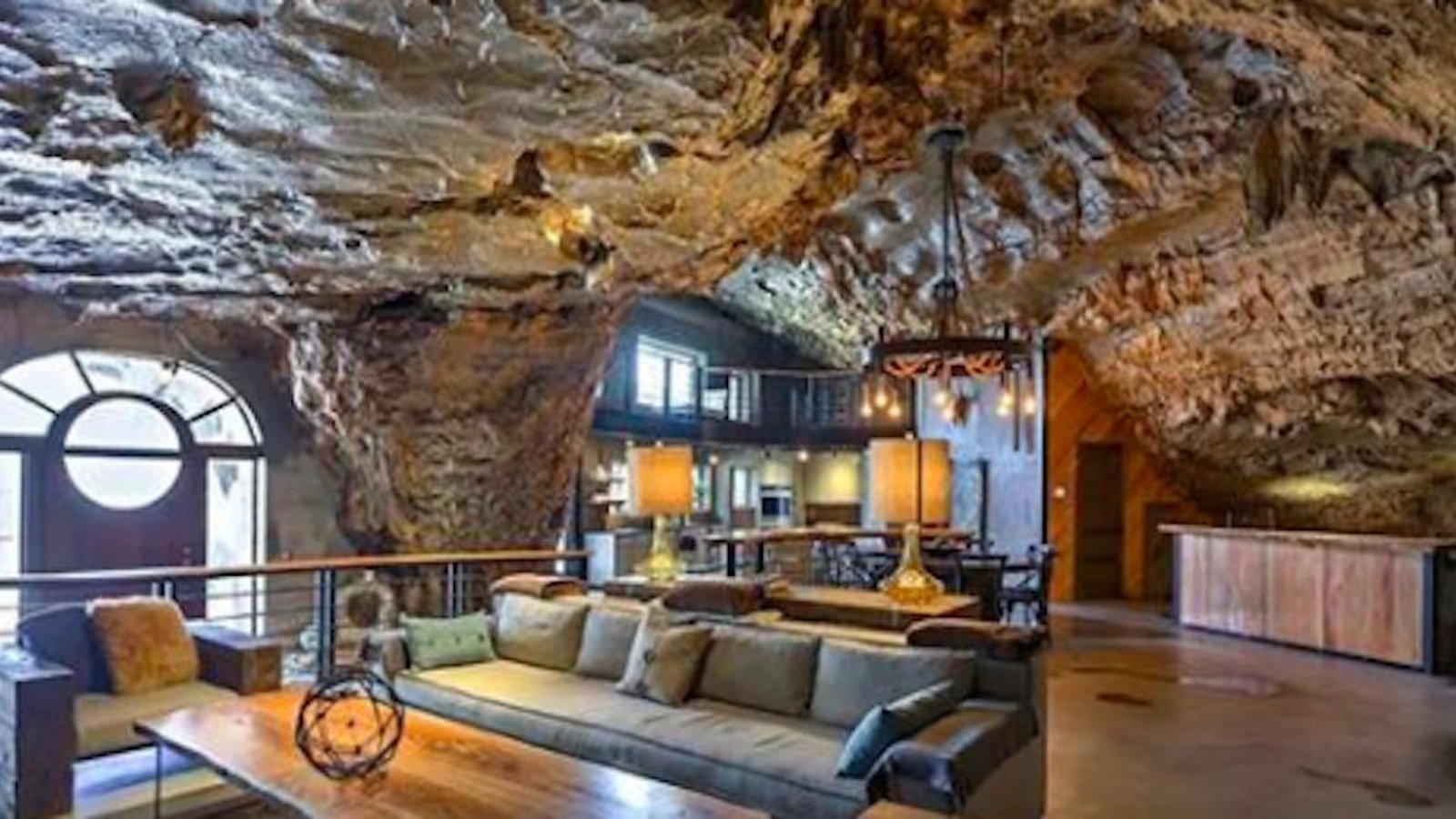 Une grotte qui servait d’abri anti-aérien est devenue une habitation ultra-luxueuse!
