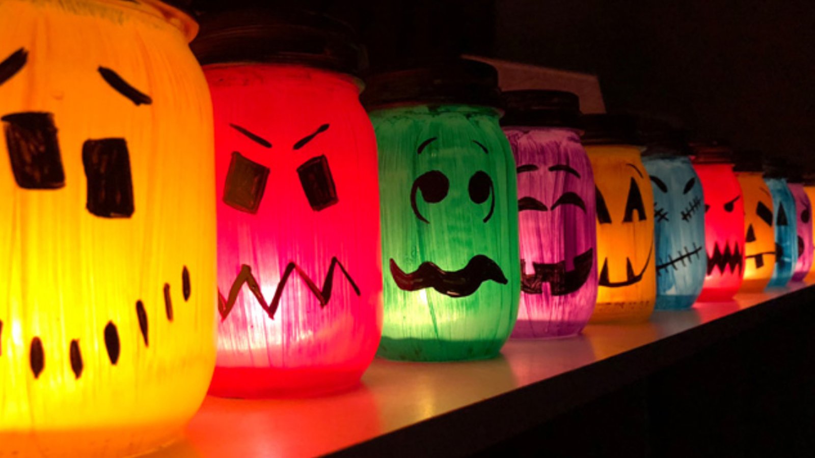 Bricolez des lanternes colorées pour Halloween! 