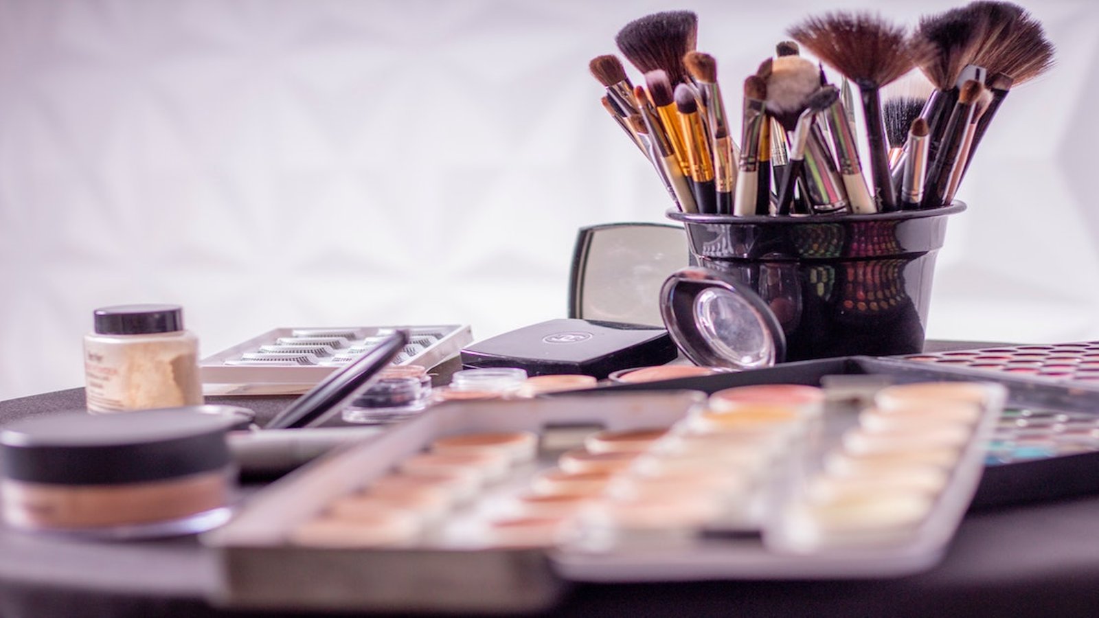 9 objets abordables qui vous aideront à garder vos produits de beauté bien organisés