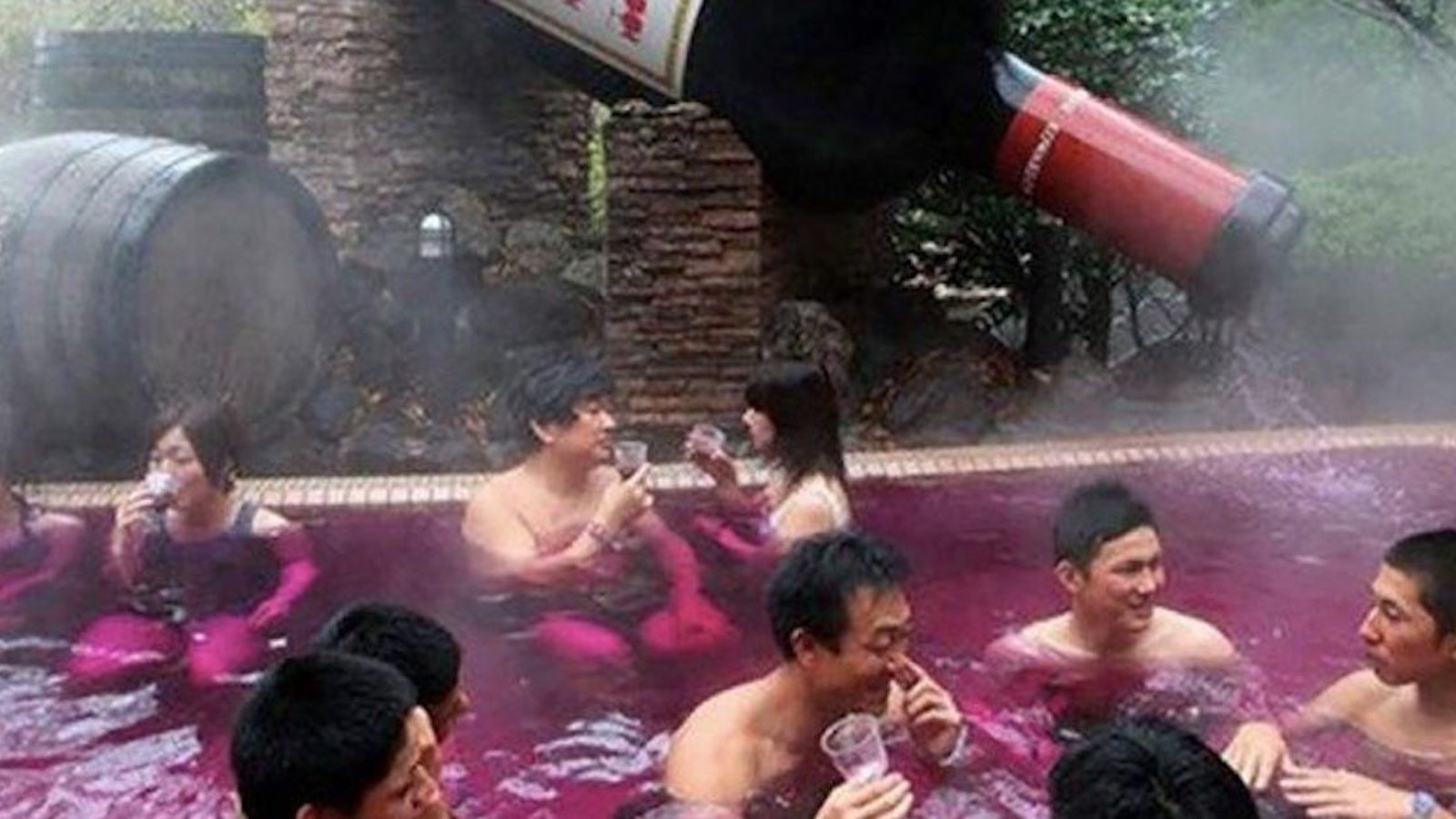In Giappone una spa offre ai propri clienti la possibilità di fare il bagno nel... vino!