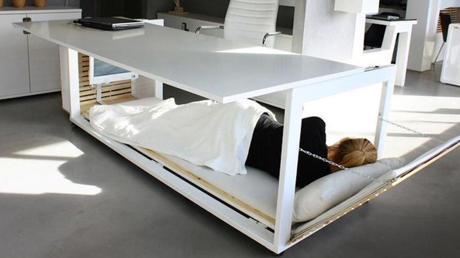 Un designer ha inventato la scrivania per il pisolino