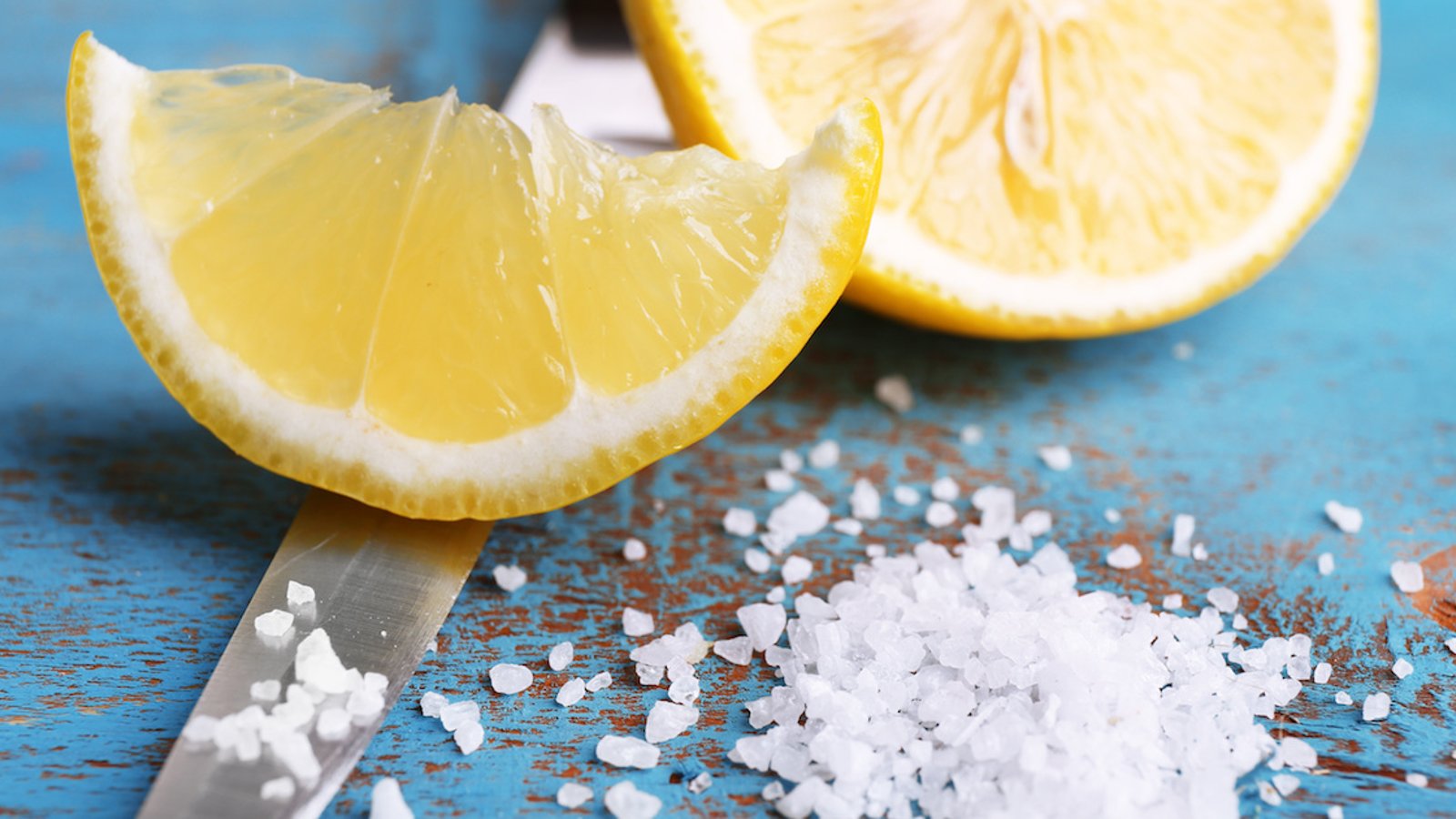 Découvrez en quoi laisser un citron coupé saupoudré de sel toute une nuit dans une pièce peut vous êtes très utile