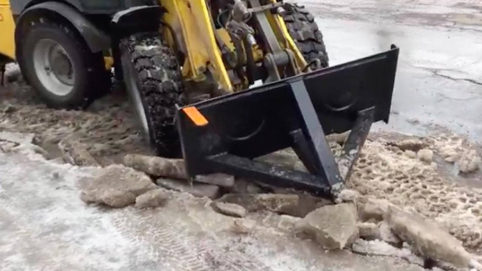 Un homme invente une machine pour empêcher les inondations dans les rues et les trottoirs de Montréal.