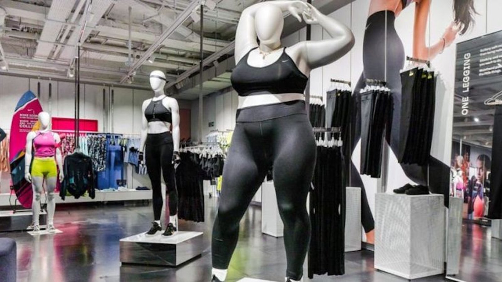Nike affiche des mannequins taille + en boutique