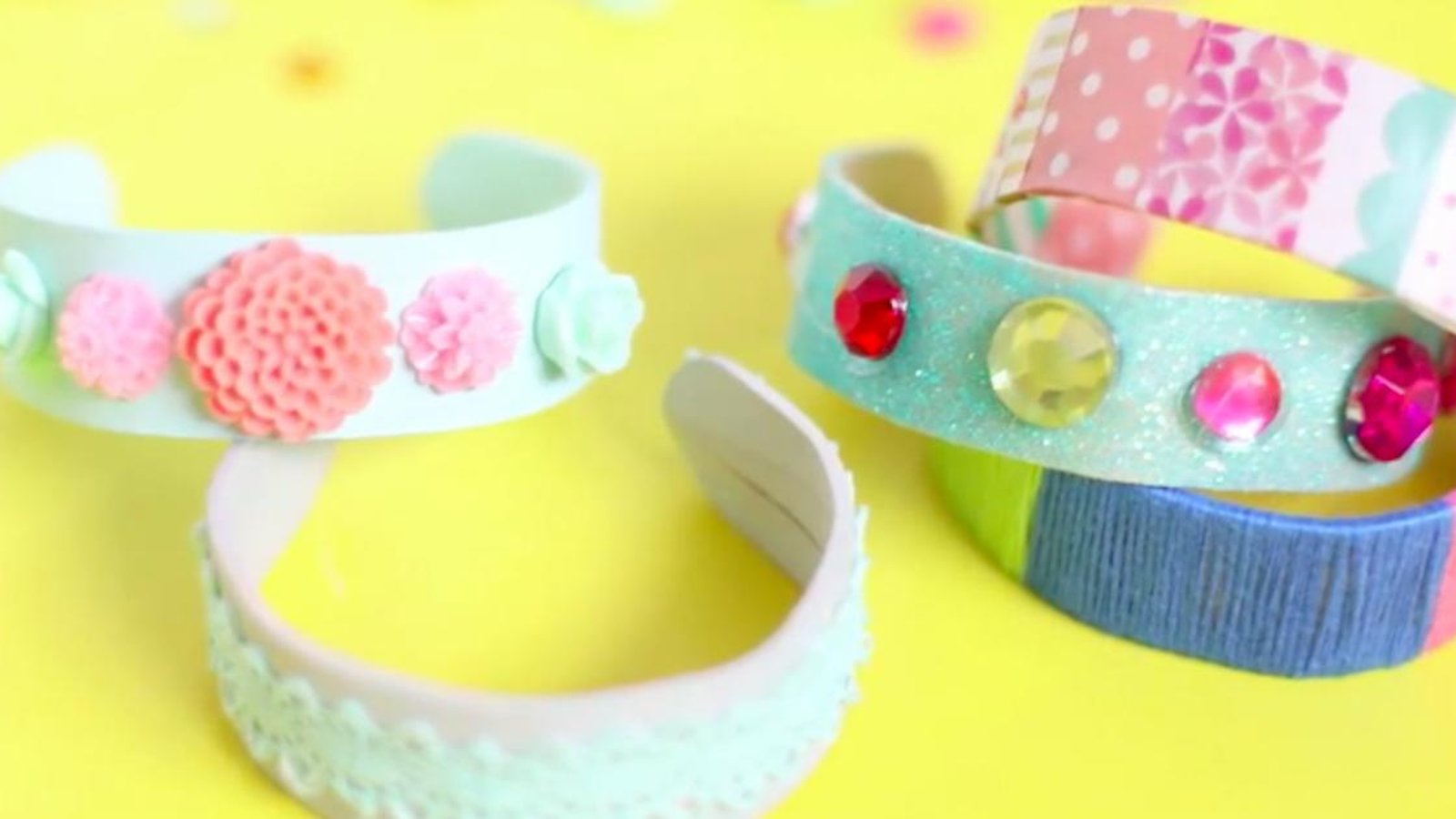 Fabriquer des bracelets avec des bâtonnets de popcycles, c'est tout à fait possible!