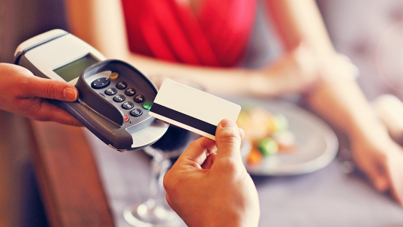 Lorsque vous laissez un pourboire par carte de crédit ou de débit, vous payez probablement plus de 15% de la facture