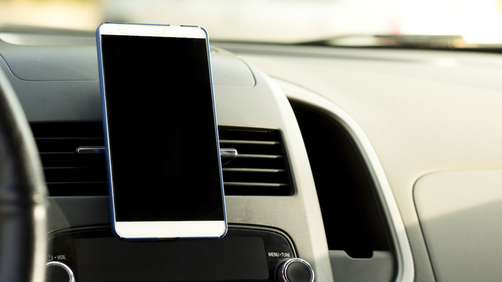 Cellulaire au volant: savez-vous ce qui est réellement permis par la loi?