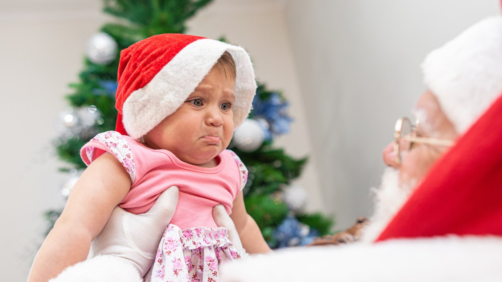 Pourquoi il ne faudrait jamais forcer un enfant à s'asseoir sur les genoux du Père Noël, selon des experts de l'enfance