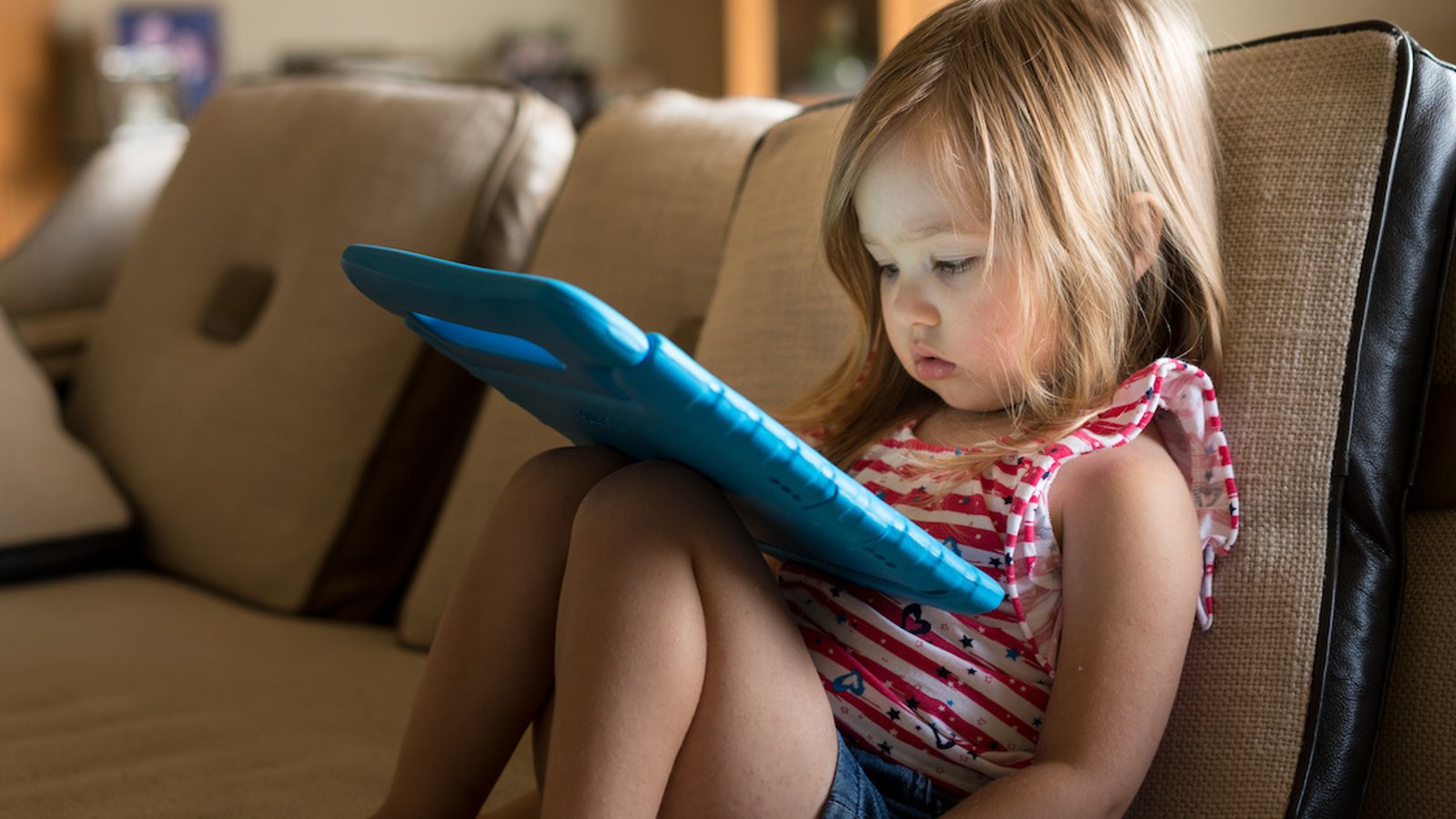 Les scientifiques déconseillent fortement aux parents de laisser leurs enfants devant des écrans tôt le matin