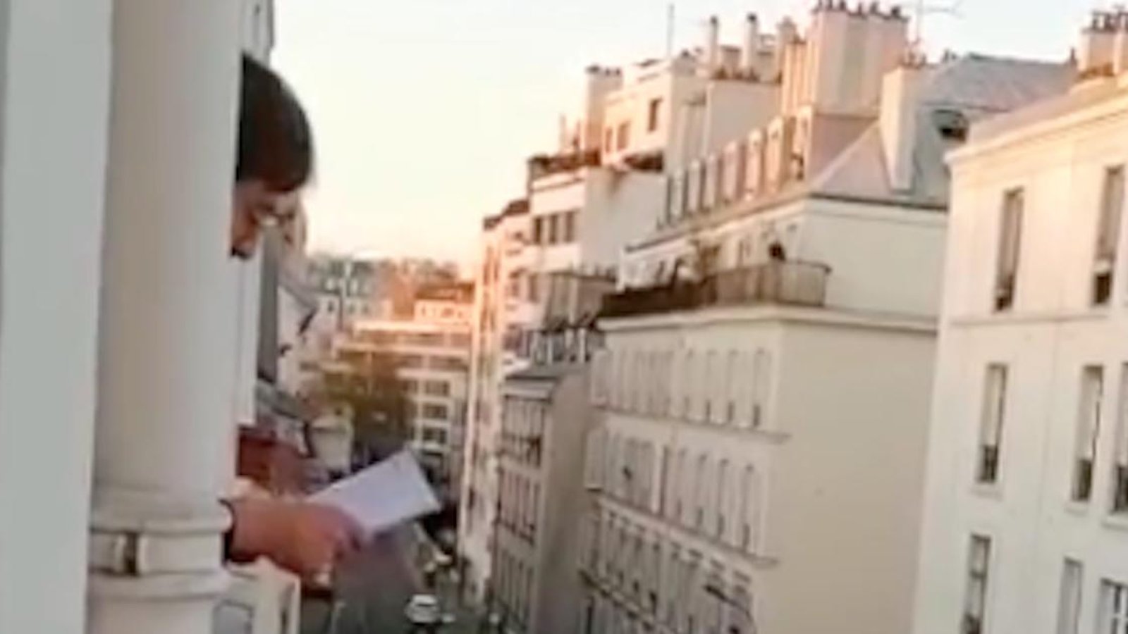 Confinement à Paris: un jeune comédien a trouvé une façon d’apporter de la bonne humeur dans son quartier avec «Questions pour un balcon»!