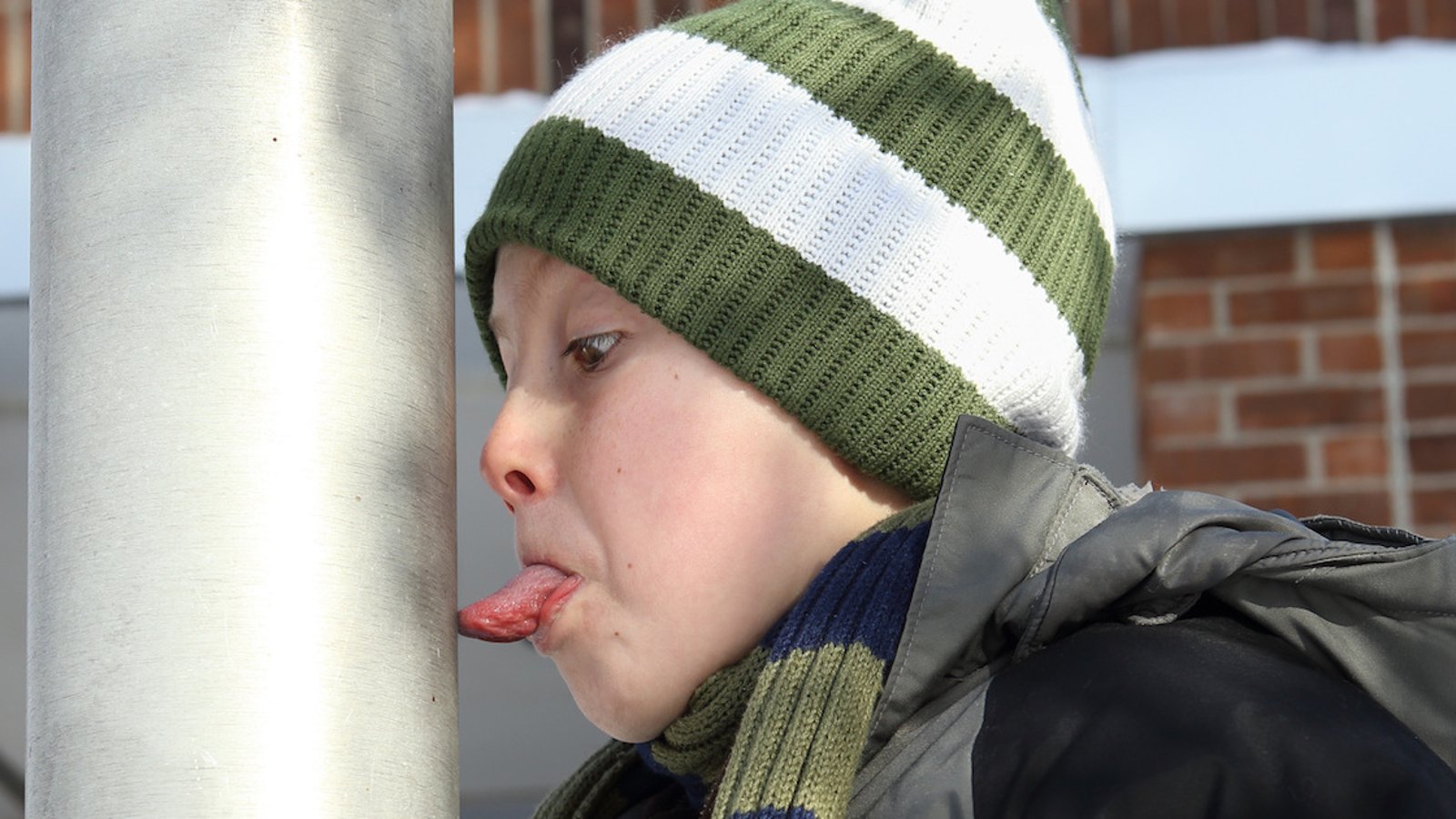 Quoi faire si votre enfant s'est collé la langue sur un poteau en hiver